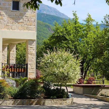 Villa Plis Bujtina - *